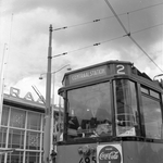 837688 Afbeelding van een tram van de R.E.T. bij het N.S.-station Rotterdam C.S. te Rotterdam.